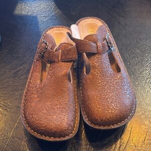Alegria Brown women’s clogs